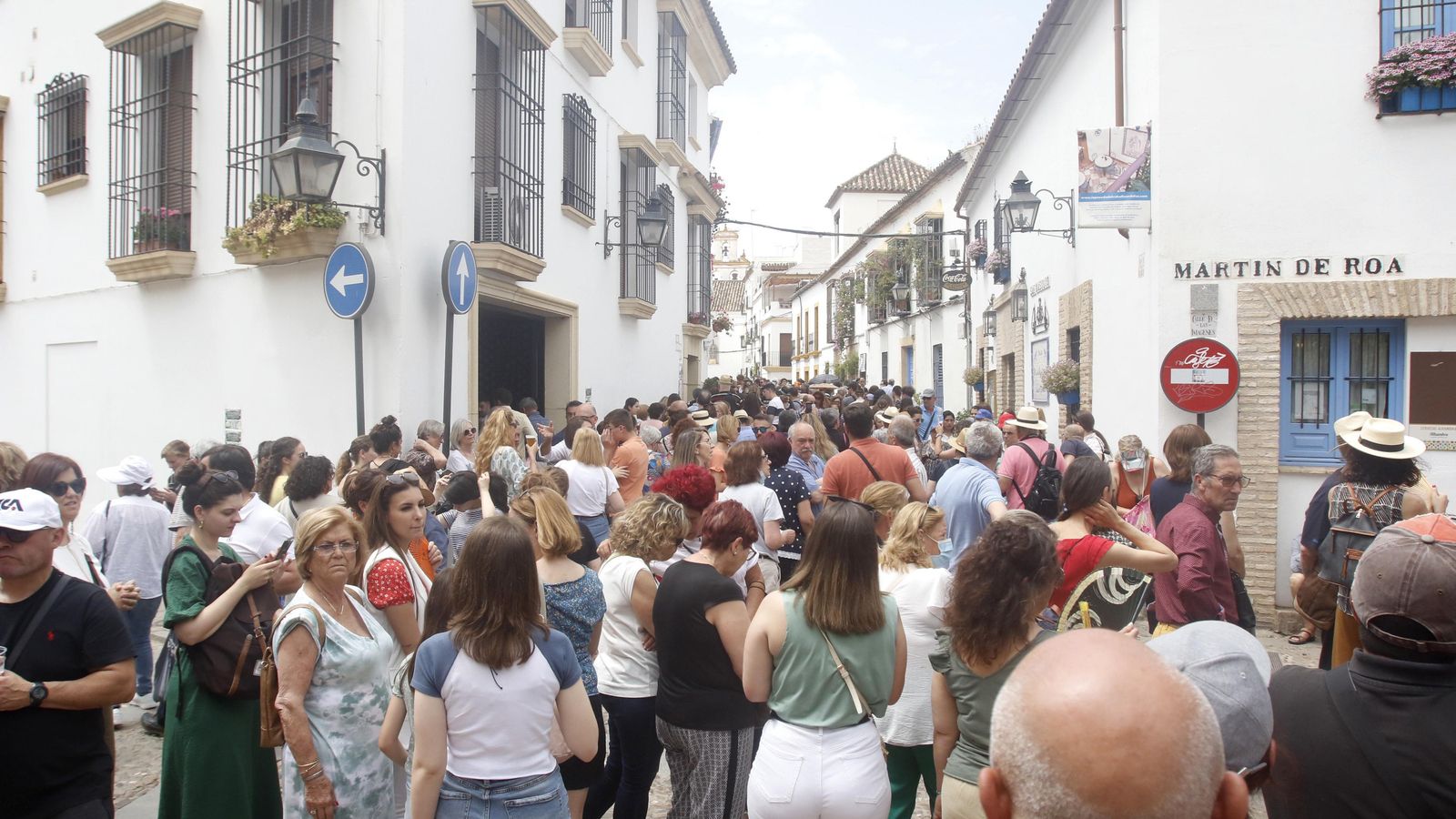 Colas en el cruce de la calle San Basilio y Martín de Roa.
