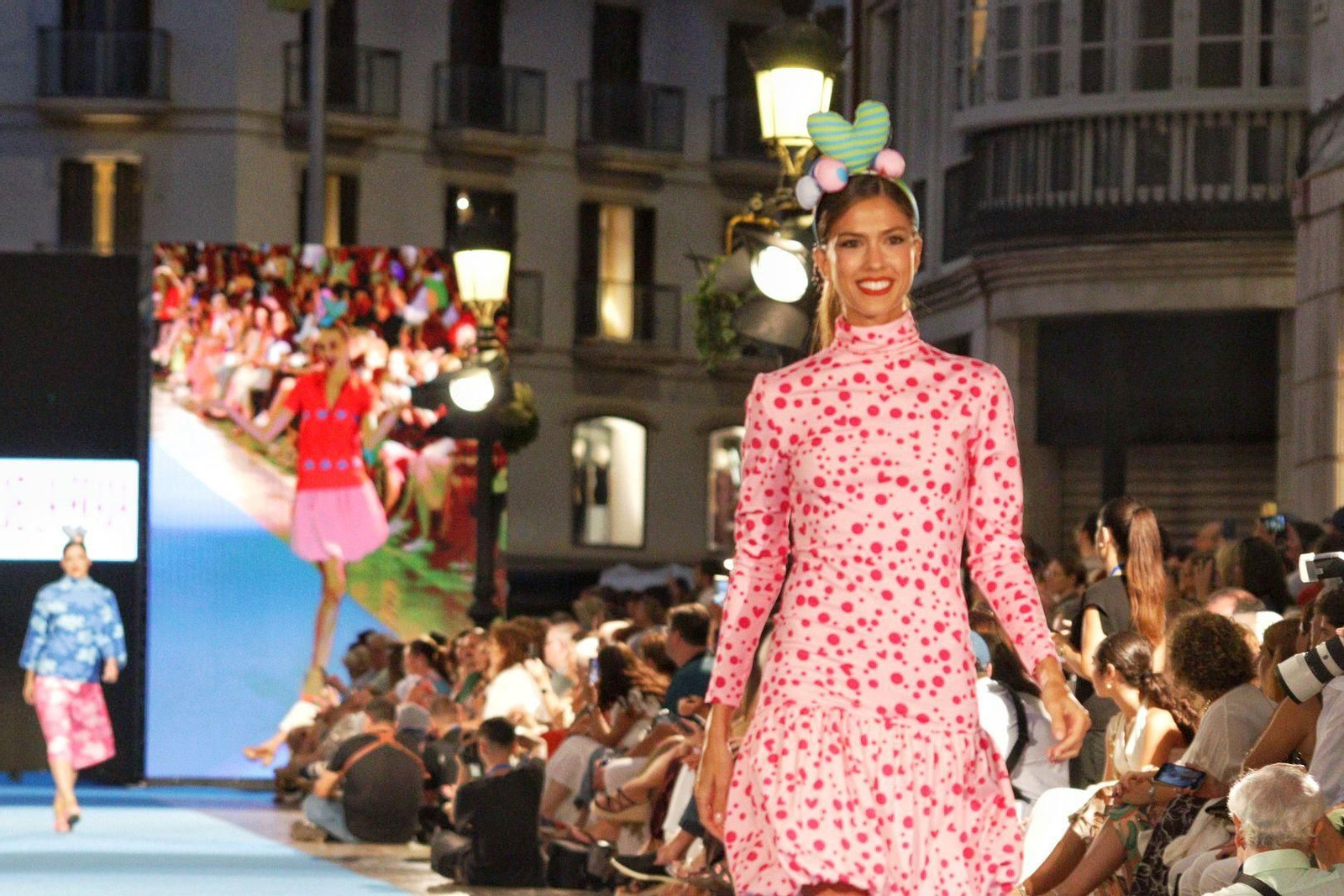 Una modelo luce un vestido de Agatha Ruiz de la Prada en el desfile en Larios.