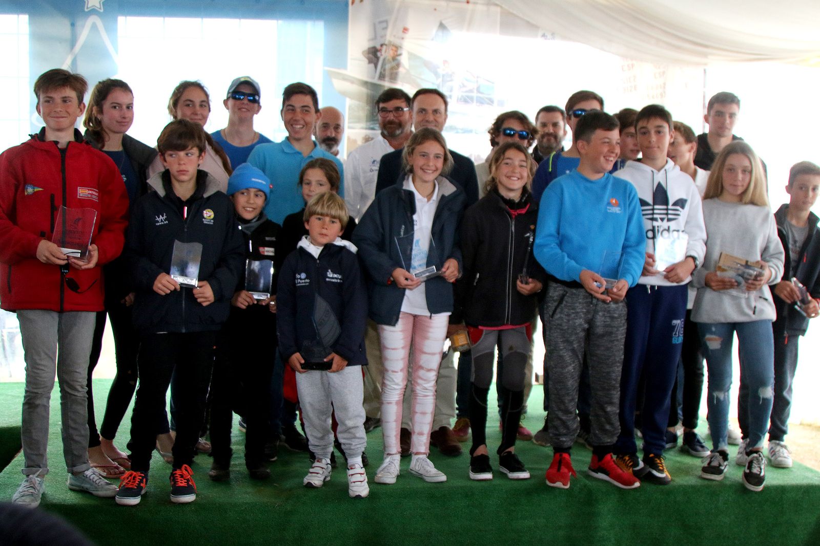 Foto de familia de todos los ganadores de la prueba, junto al alcalde portuense, David de la Encina.