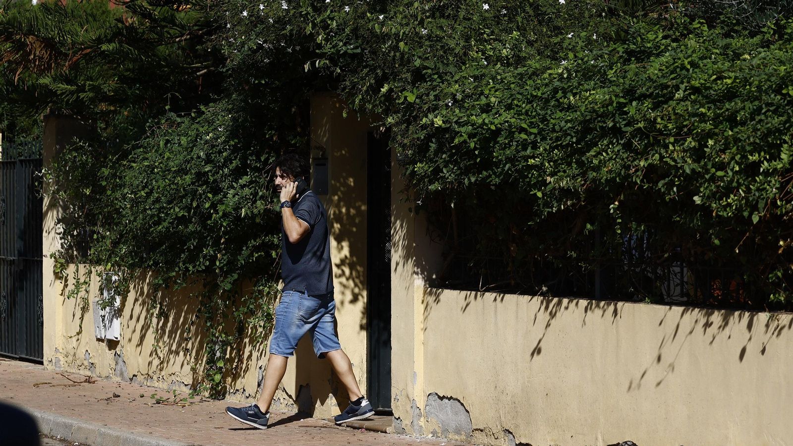 Un hombre sale de la casa de la víctima, este martes en Palomares del Río.