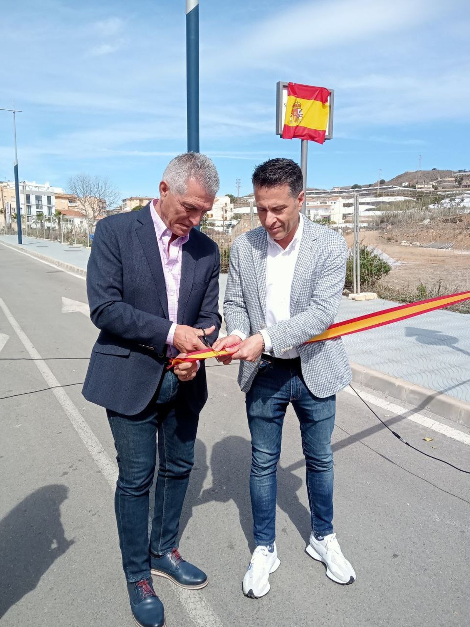 Sarriá corta la cinta para inaugurar su calle junto a Oscar Medina, alcalde de Torrox.