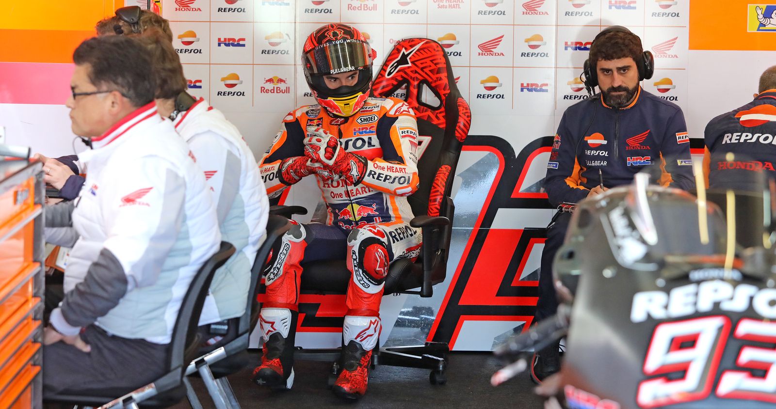 Marc Márquez, en el box de HRC junto a su ingeniero Santi Hernández.