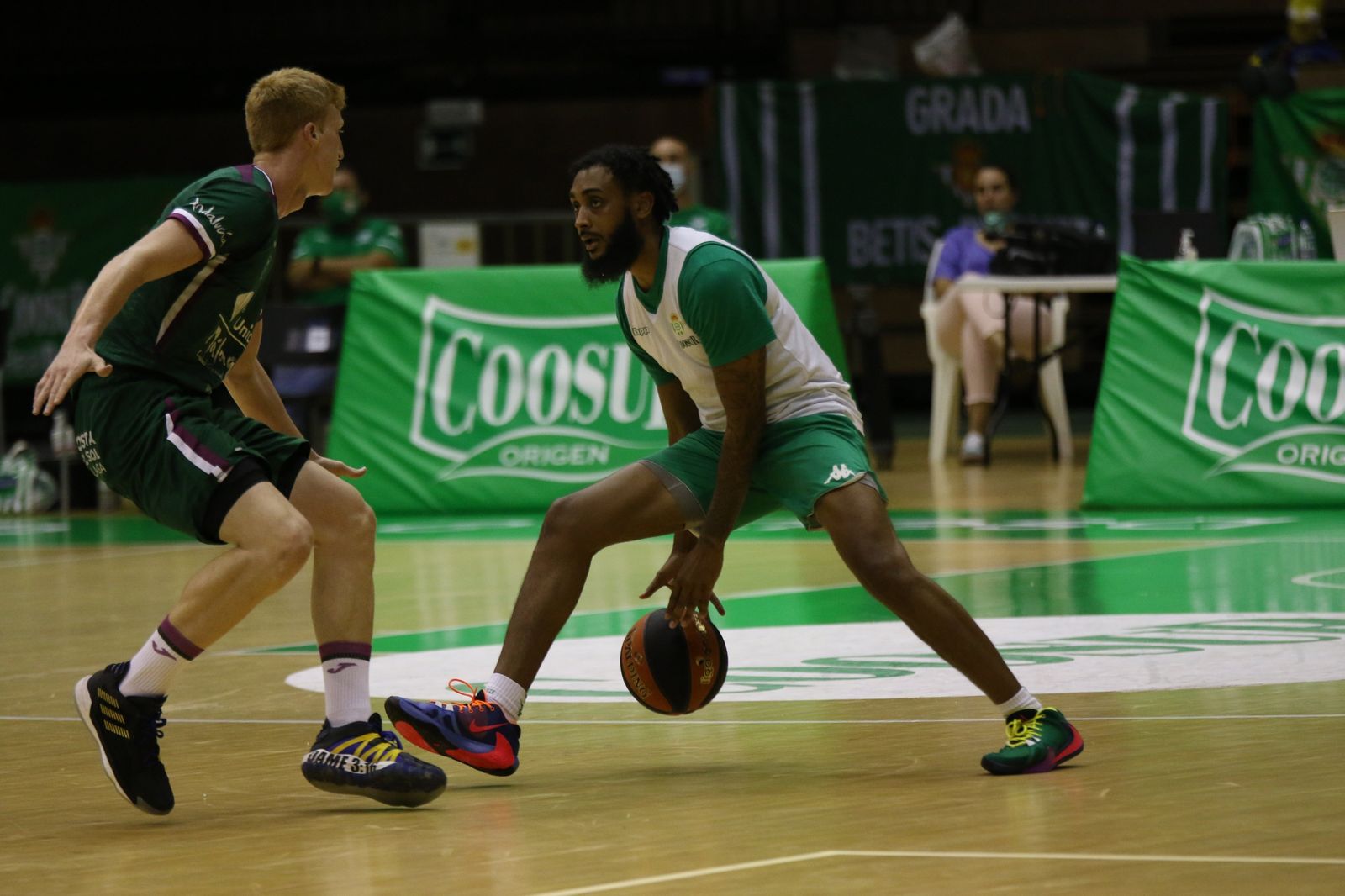 Alberto Díaz defiende a Ryan Harrow.