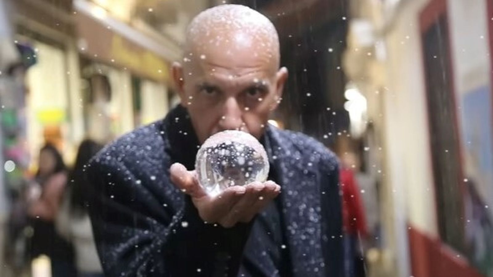 El calvo de la versión cordobesa transita por la Judería cordobesa repartiendo la ilusión a los transeúntes