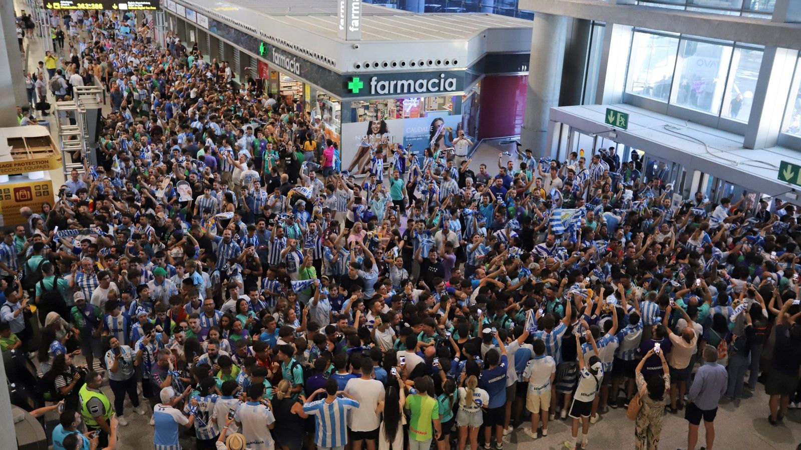 Las fotos de la afición despidiendo al Málaga en el aeropuerto antes de ir a Tarragona