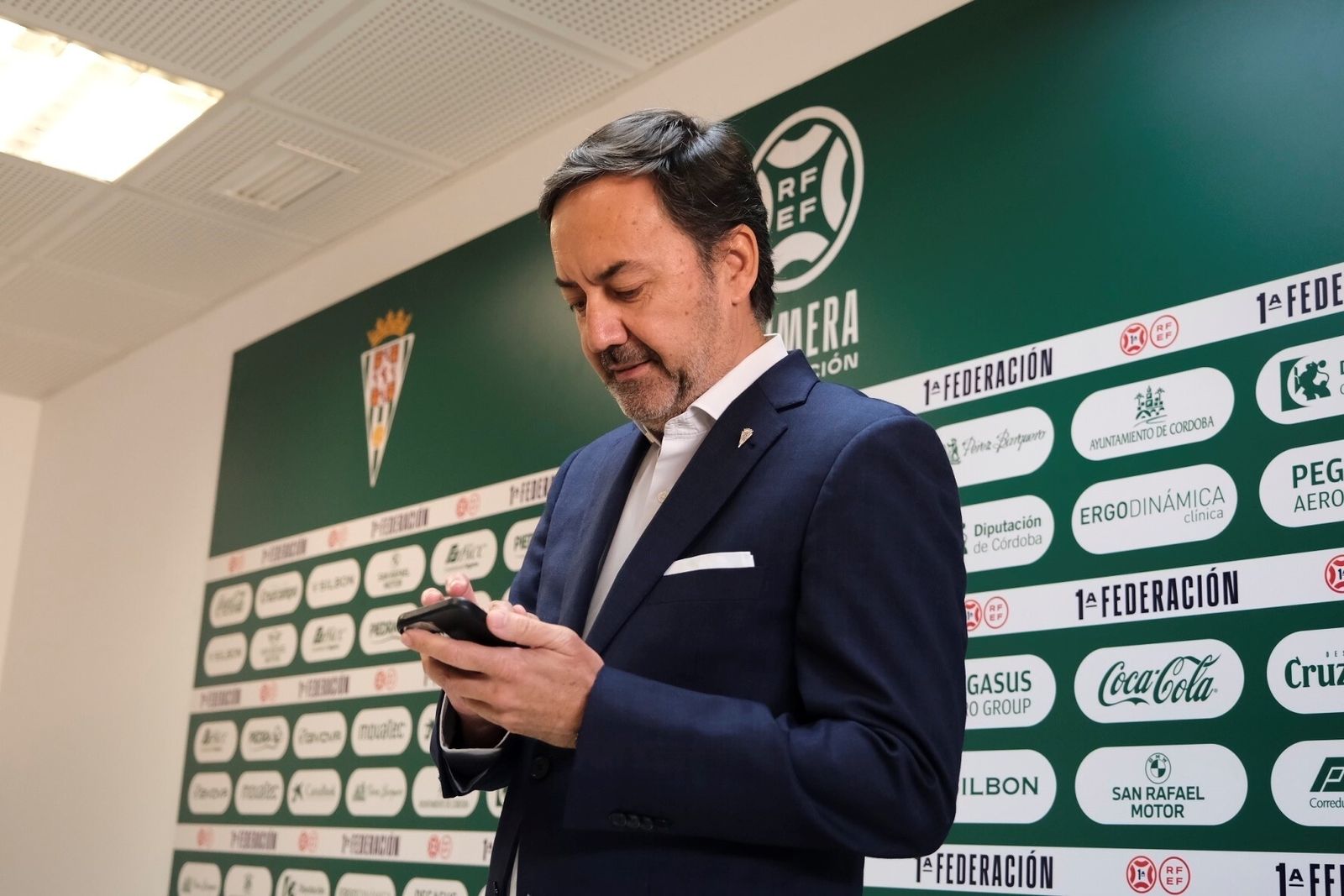 Antonio Fernández Monterrubio observa su móvil antes de una rueda de prensa.