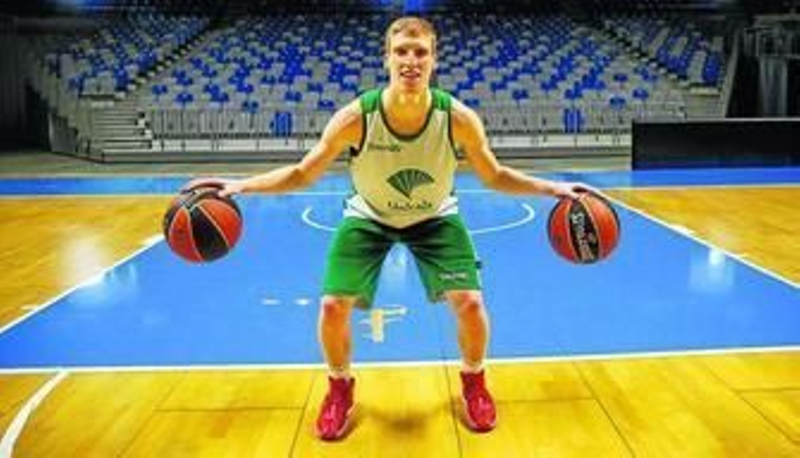 Alberto Díaz bota dos balones en el Martín Carpena.