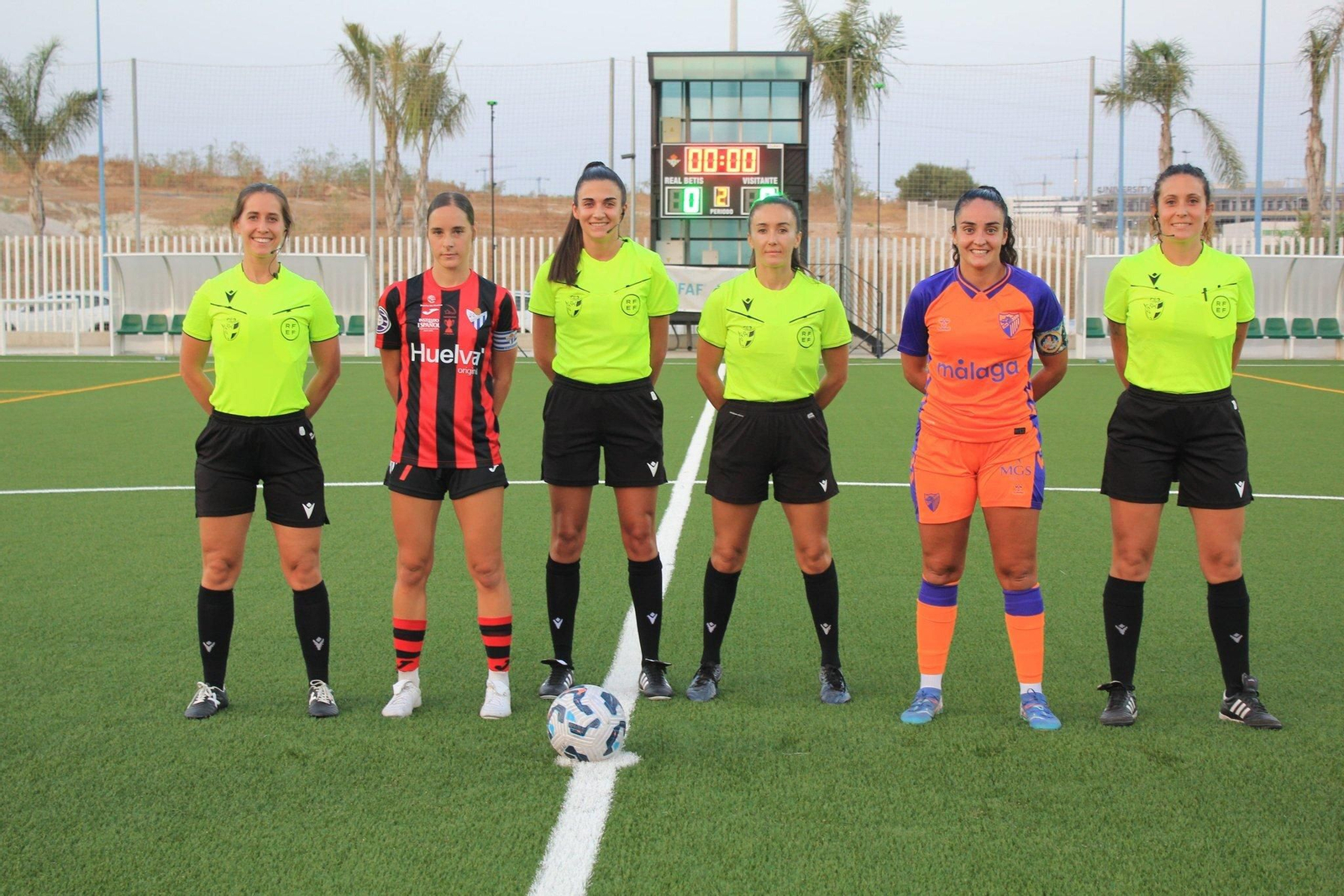Foto de las capitanas de Sporting y Málaga en la Copa Andalucía.