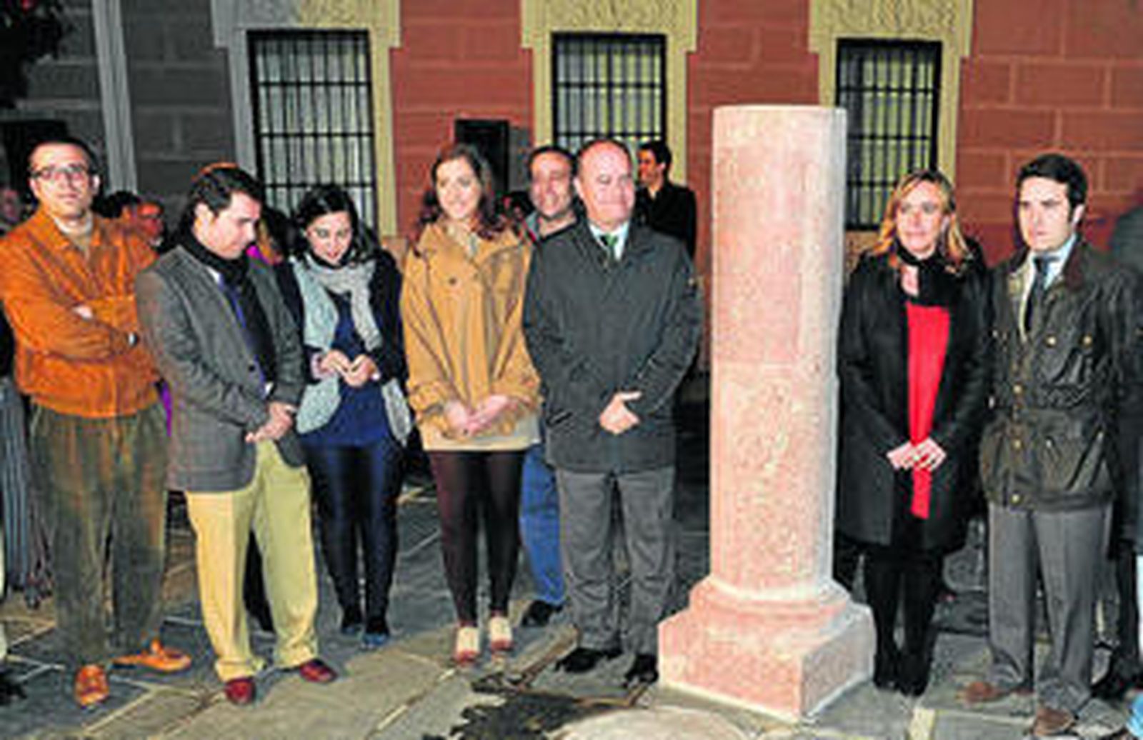 El alcalde de Antequera, en el centro, junto al hito instalado a modo de kilómetro 0.