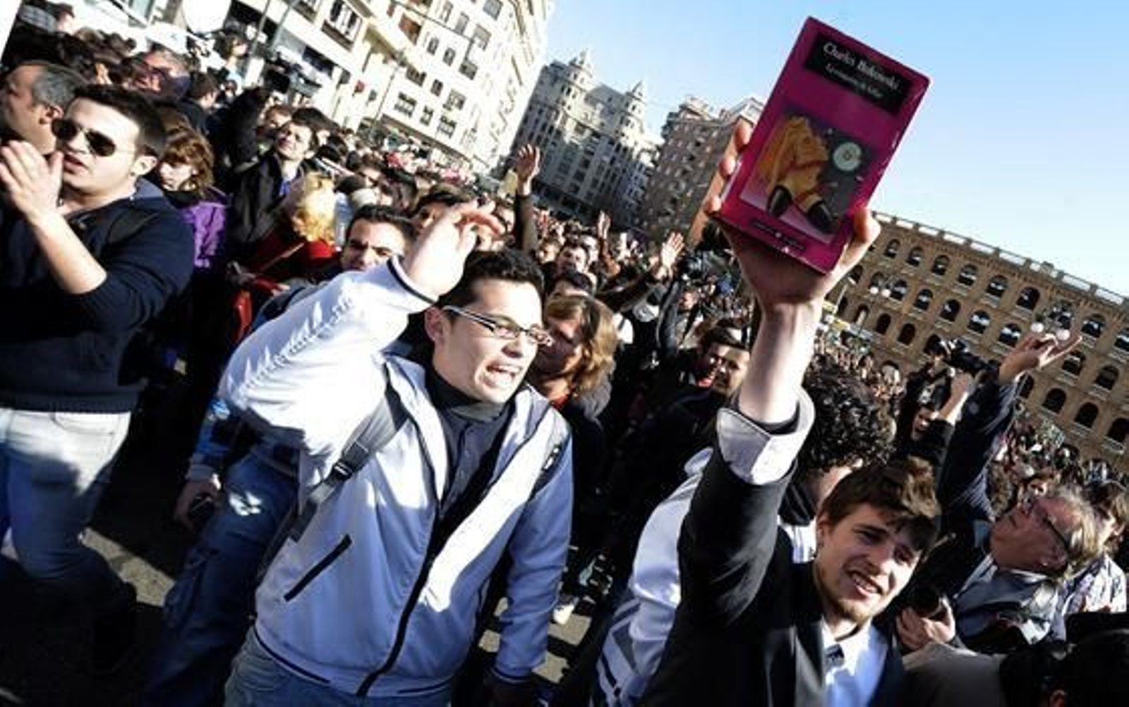 Miles de personas se manifiestan tras las duras cargas policiales.

Foto: efe/afp/reuters