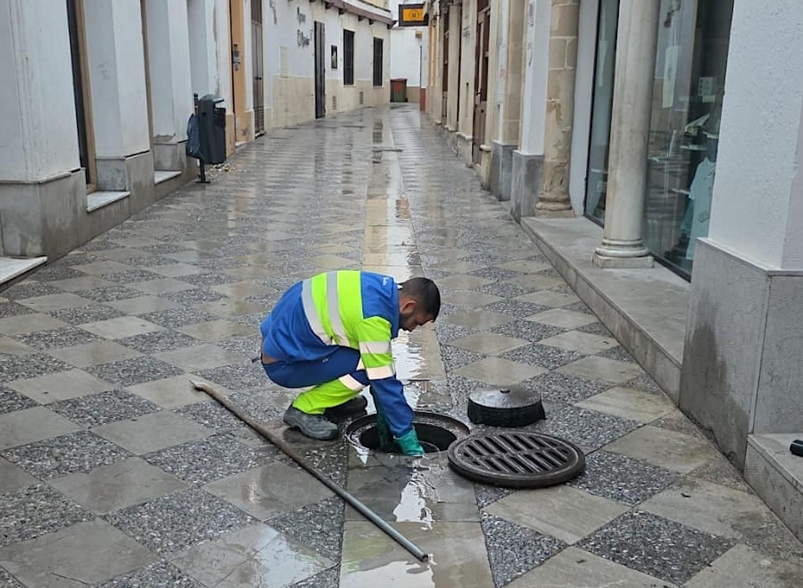 Un operario, durante la limpieza de los imbornales, esta semana.