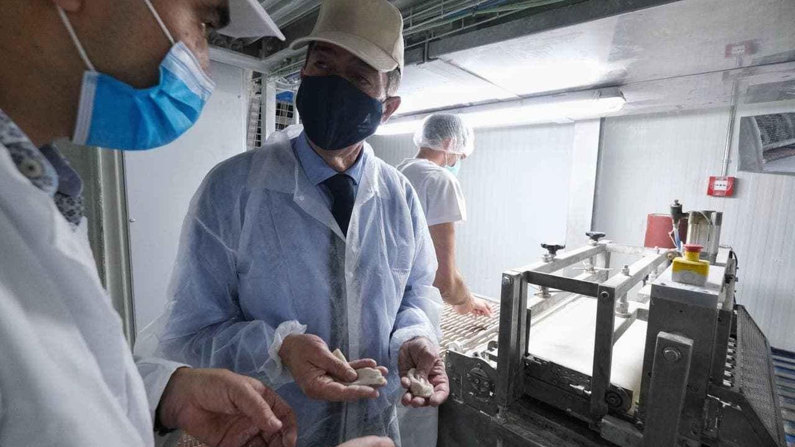 Jaime Obando muestra a Juan Marín cómo es el día a día en la fábrica de Panadería Obando.