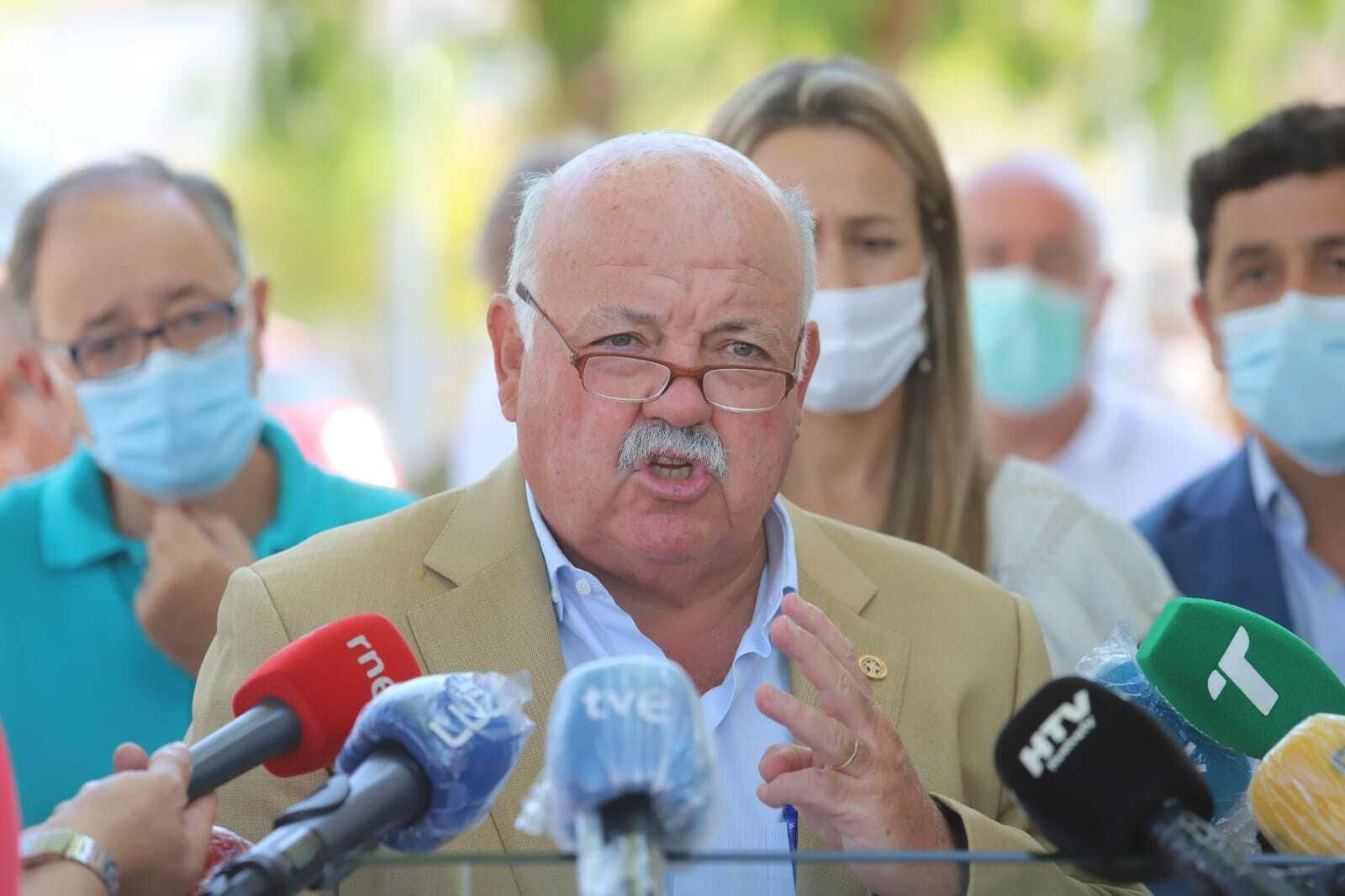 El consejero de Salud, Jesús Aguirre, en la visita de hoy al JRJ.