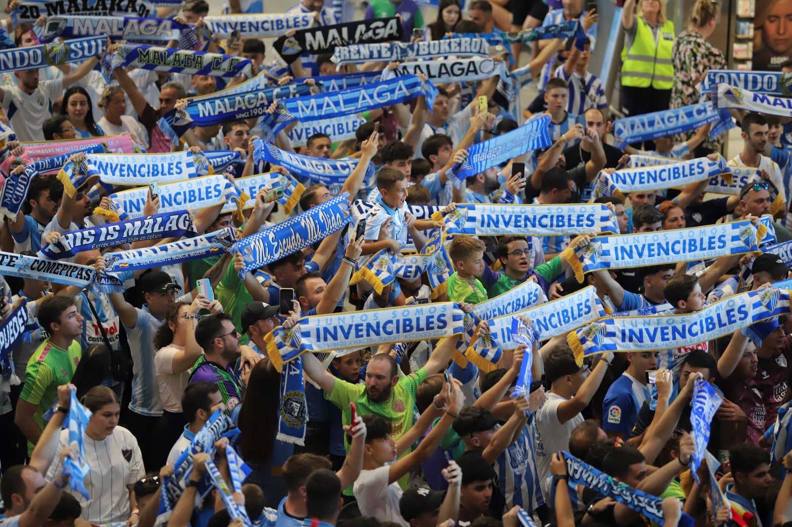 El espectacular preámbulo en el aeropuerto con la afición