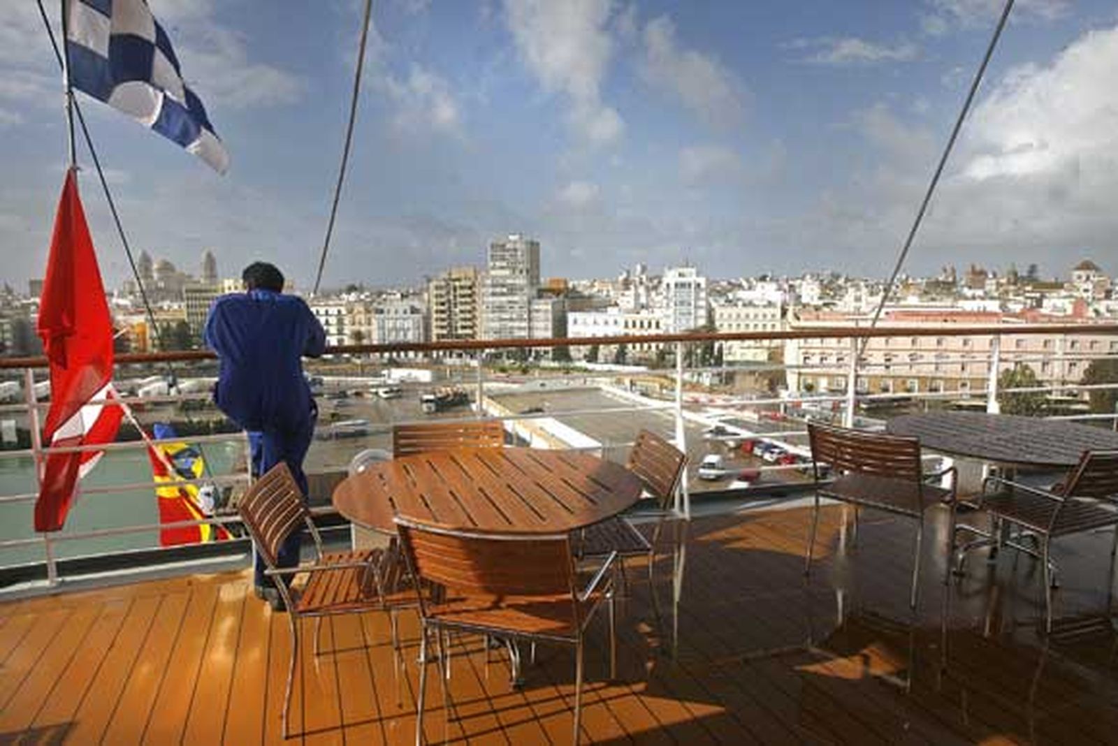 El 'Aidablu' es el primero de los 300 buques de este tipo que atracarán este año en el Puerto de Cádiz

Foto: Joaquin Pino