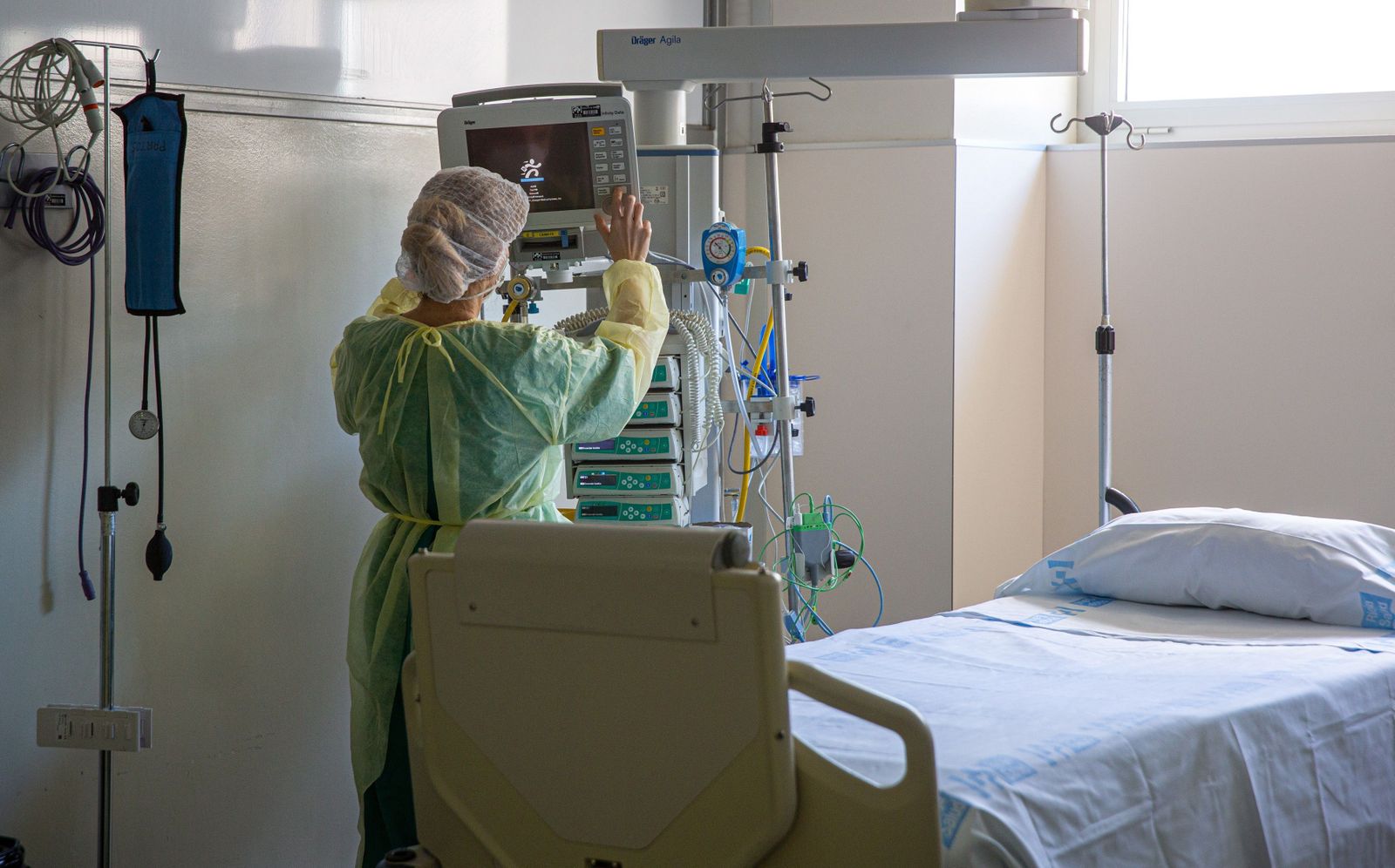Una profesional sanitaria en la sala de emergencia de un hospital