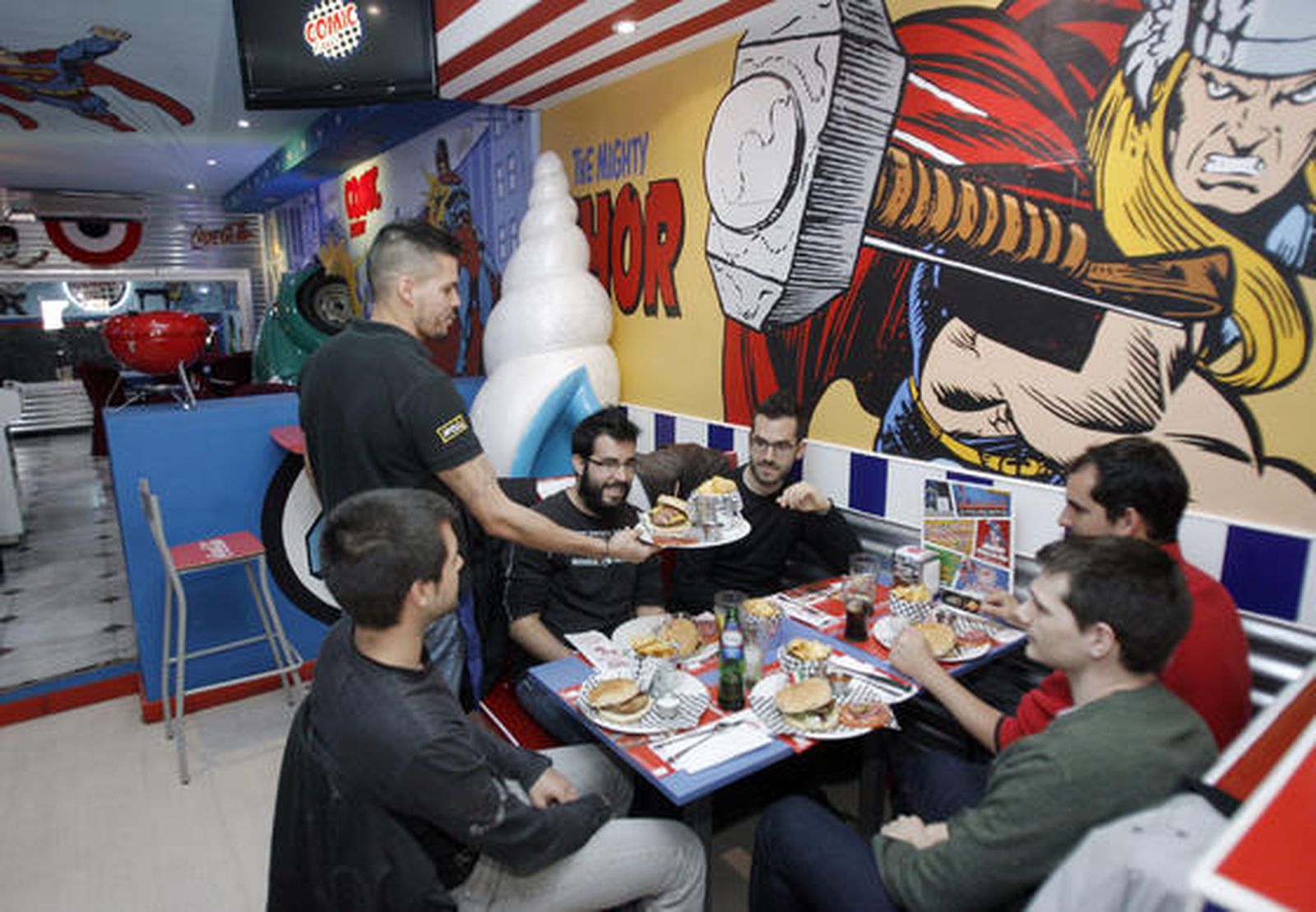 Cómic Planet, donde comer es divertido. Con los superhéroes como protagonistas de su escenografía, este restaurante en la Avenida Medina Azahara ofrece una variada oferta de entrantes y hamburguesas. / José Martínez