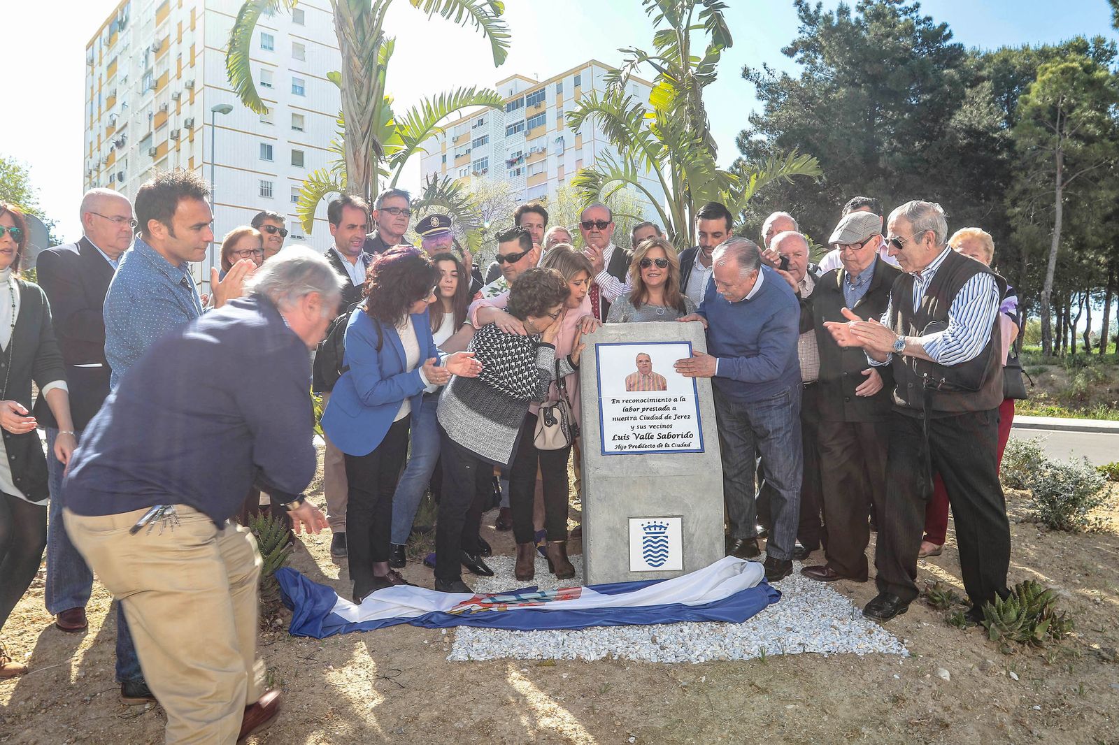Descubrimiento ayer del monolito en la glorieta que lleva ya el nombre de Luis Valle.