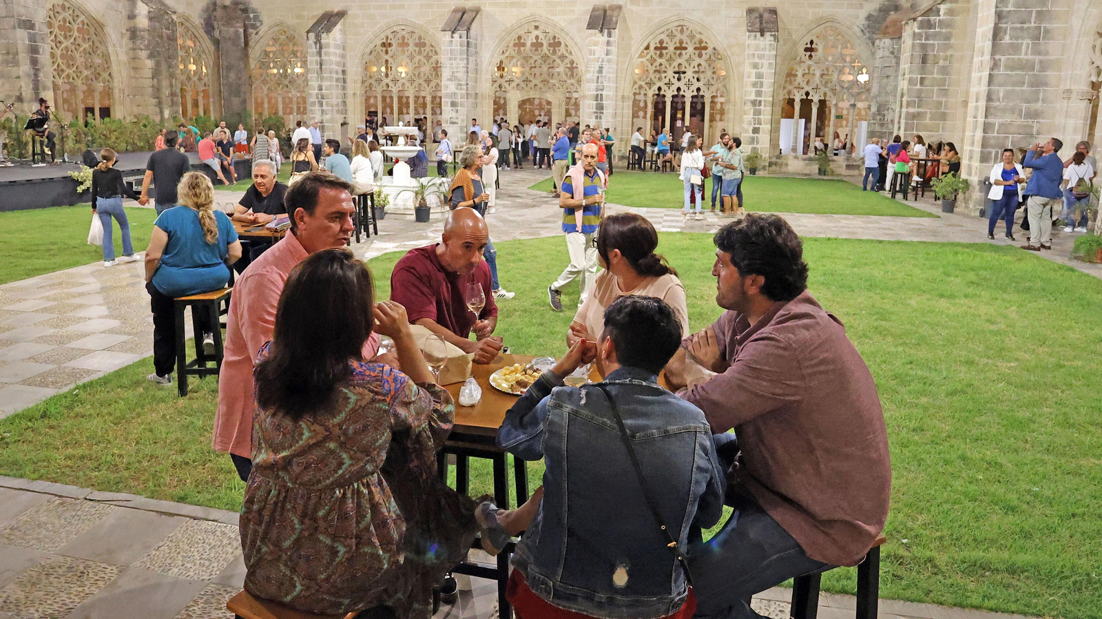 Imágenes de Entre Vinos, Tintos y Blancos, en los Claustros de Jerez