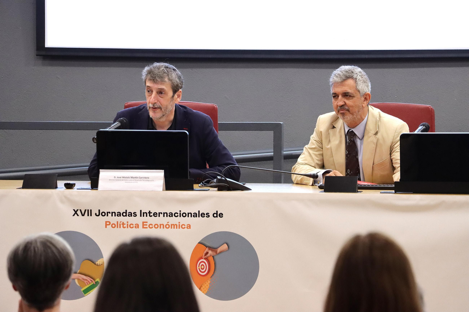 El director general del Centro para el Desarrollo Tecnológico y la Innovación (CDTI) José Moisés Martín Carretero, a la izquierda.