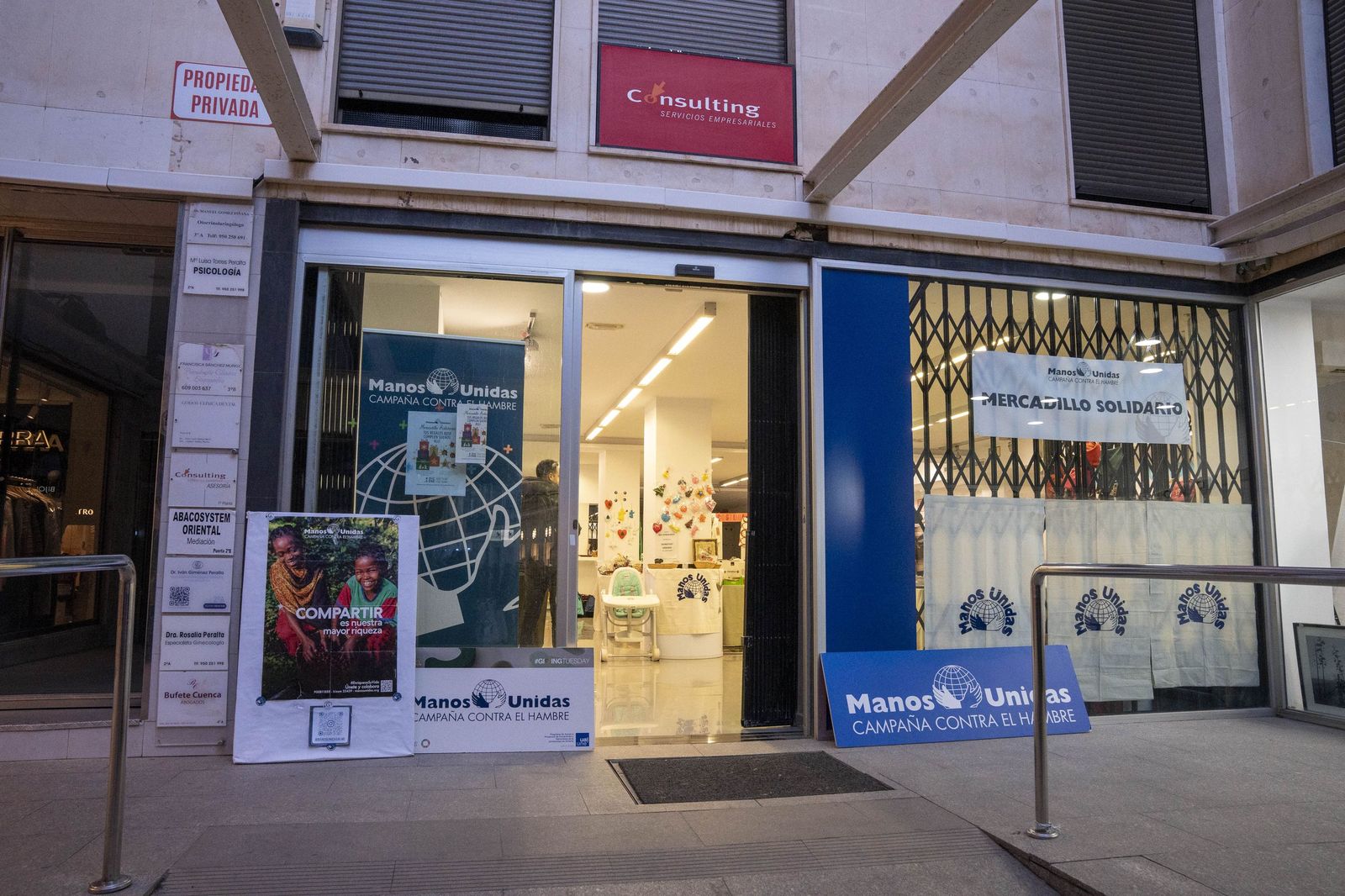 Un mercadillo que late por los demás: la solidaridad toma el Paseo de Almería