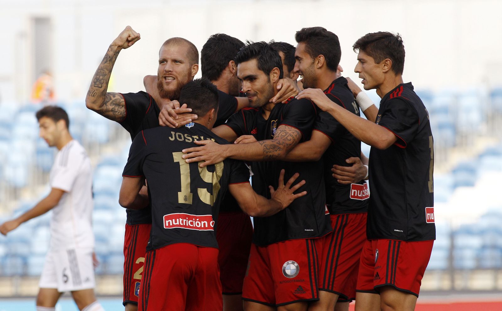 Jesús Vázquez, junto a sus compañeros, celebran un gol del Recre al Real Madrid Castilla en Valdebebas.