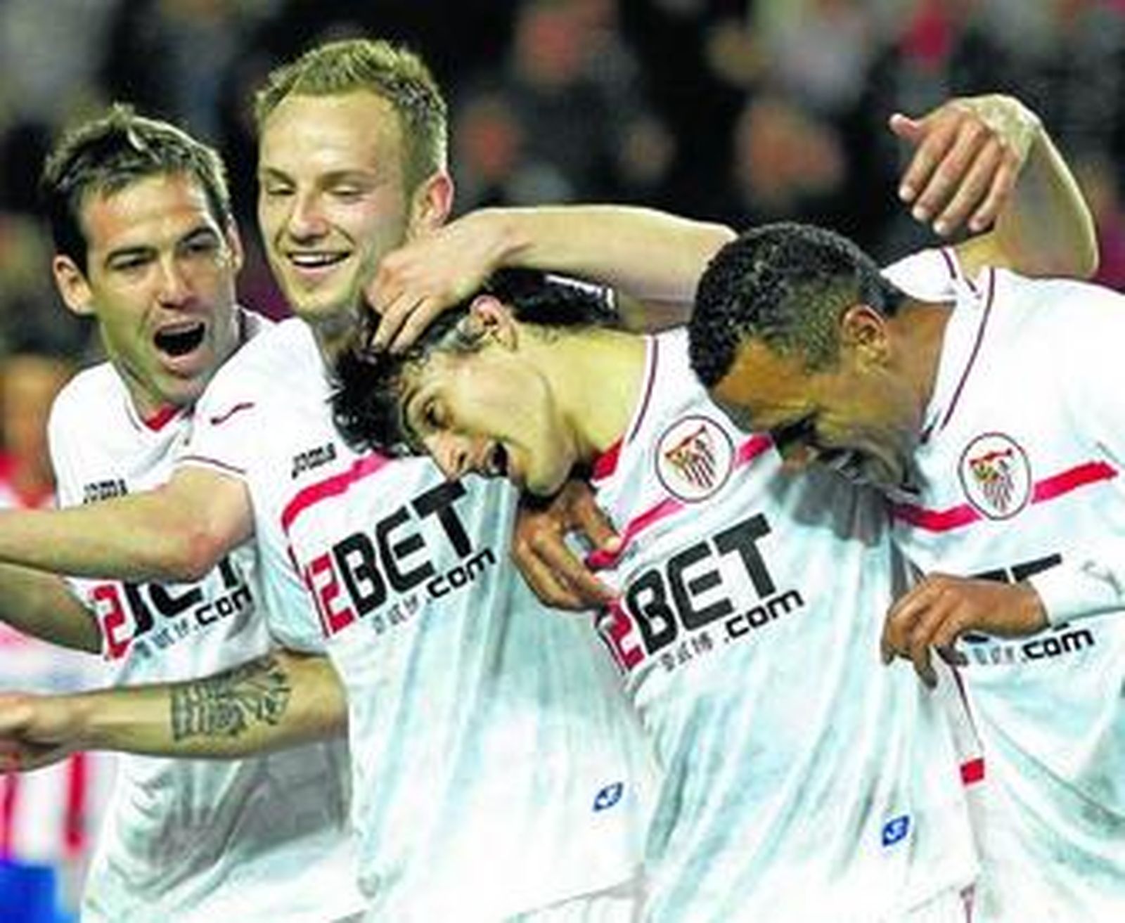 Fernando Navarro, Rakitic y Luis Fabiano festejan con Perotti el tanto del argentino.