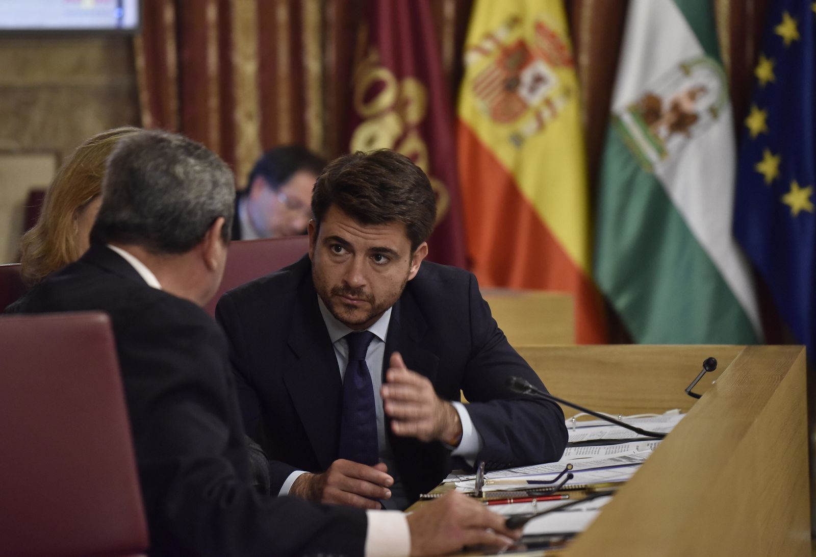 Beltrán Pérez habla con Ignacio Flores en el pleno municipal.