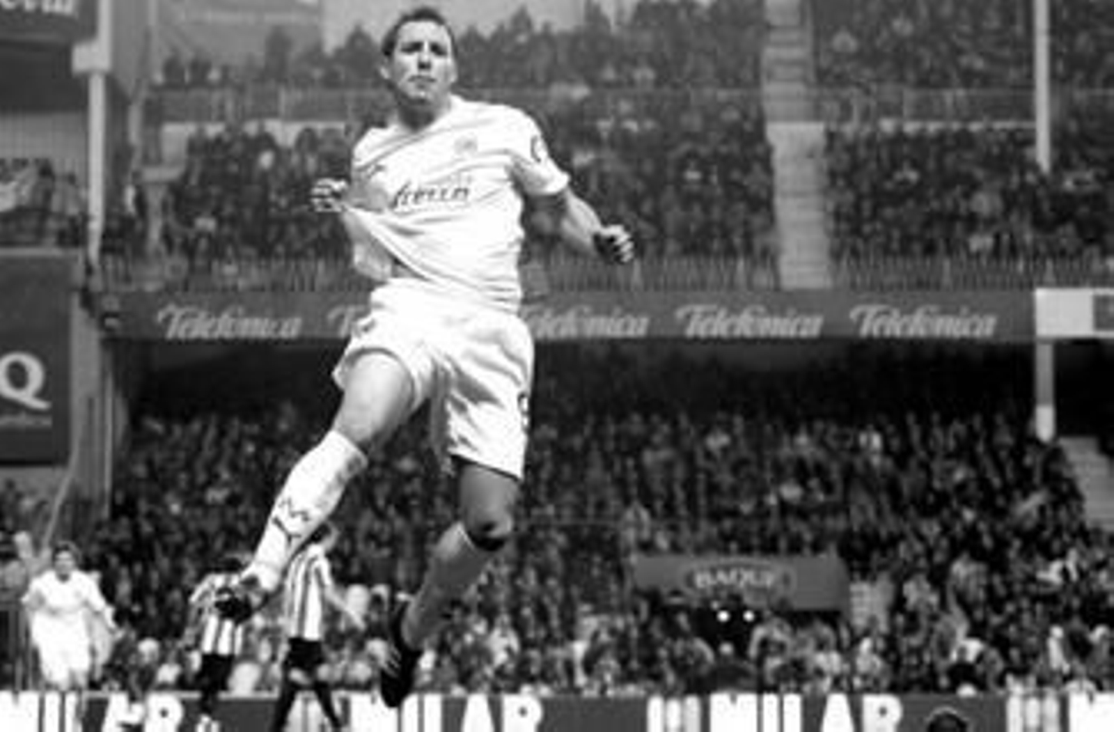 Santi Cazorla celebra un gol anotado al Athletic.