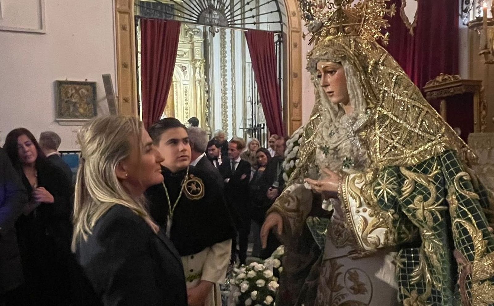 La nueva ministra de Educación, ante la Virgen de la Esperanza