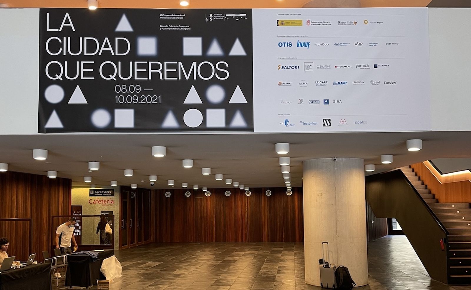 Cartel con el patrocinio a la entrada.