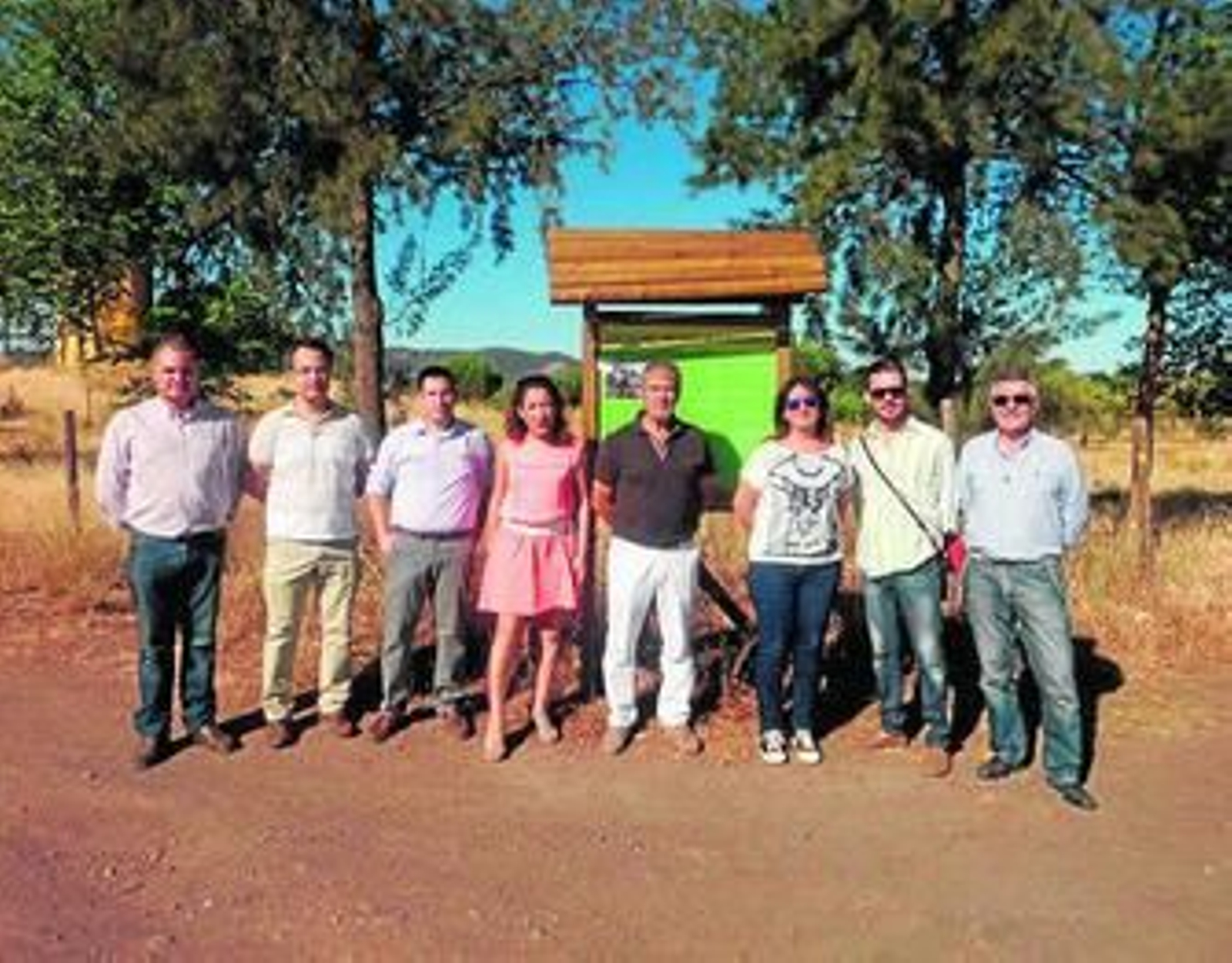 Las autoridades, durante una visita al sendero.