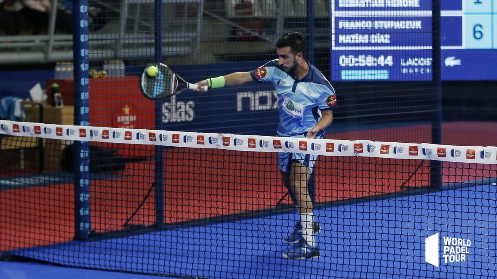 Álvaro Cepero conecta una volea en su partido de octavos de final.