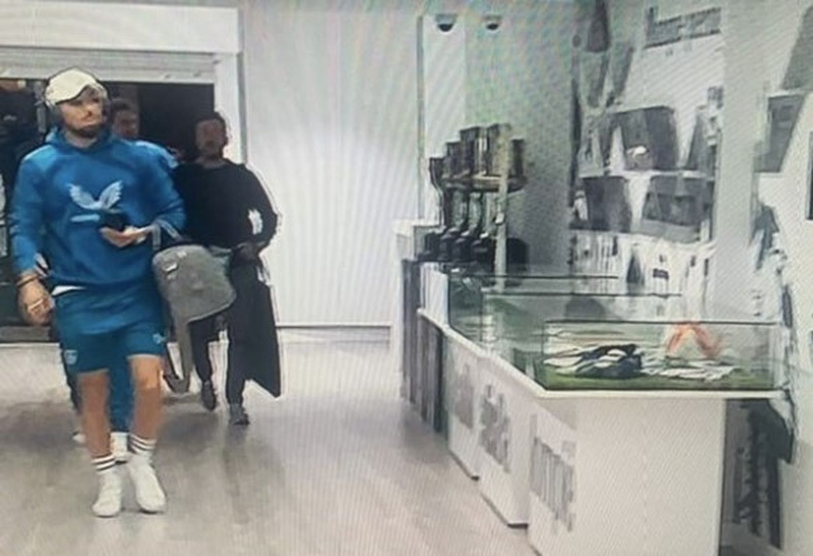 La captura de pantalla de la llegada del Sevilla al Benito Villamarín con Gudelj en primer plano.