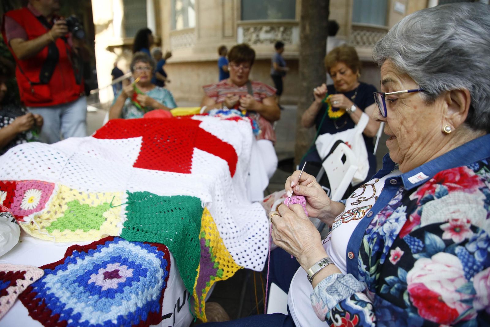 Taller de crochet de Cruz Roja para personas mayores.