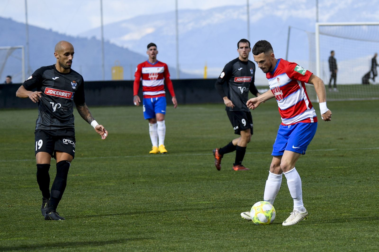 Sebban controla el cuero durante un choque en la Ciudad Deportiva