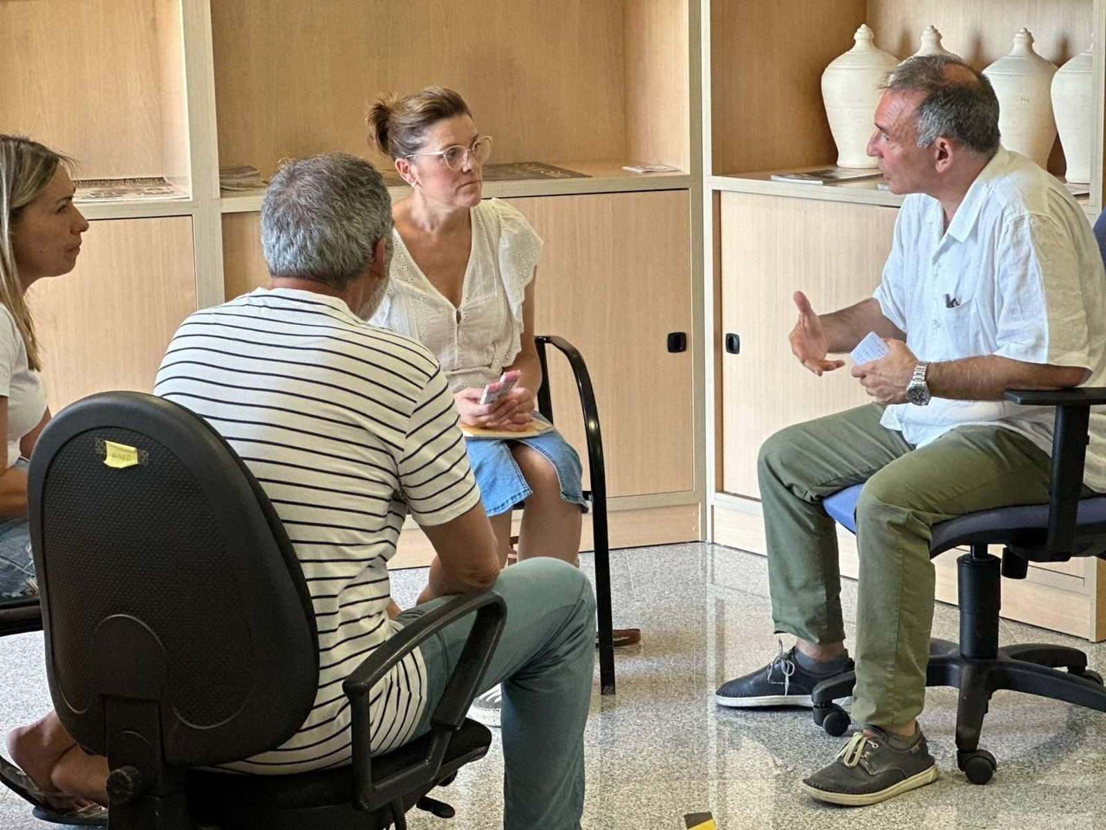 Reunión de Santiago con las trabajadoras de ayuda a domicilio.
