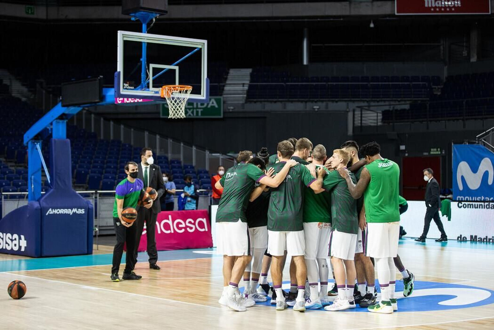 Los jugadores del Unicaja hacen piña.