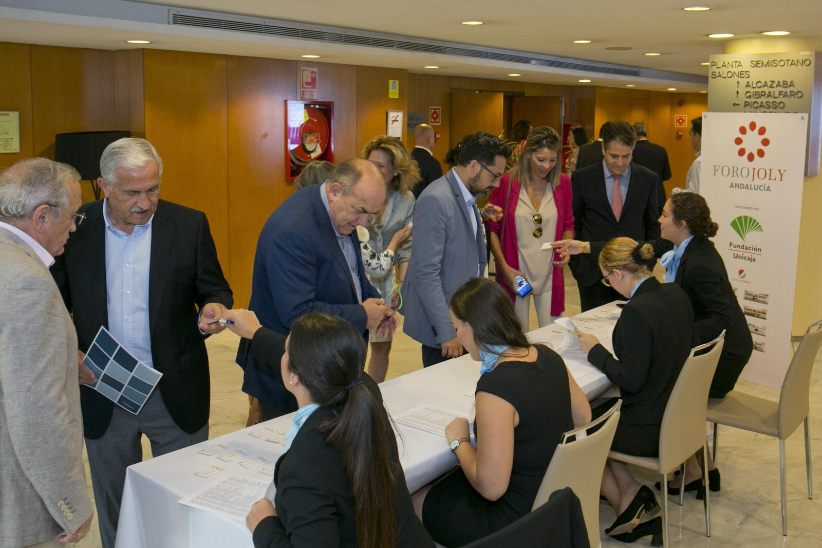 Las imágenes del Foro Joly con Elías Bendodo