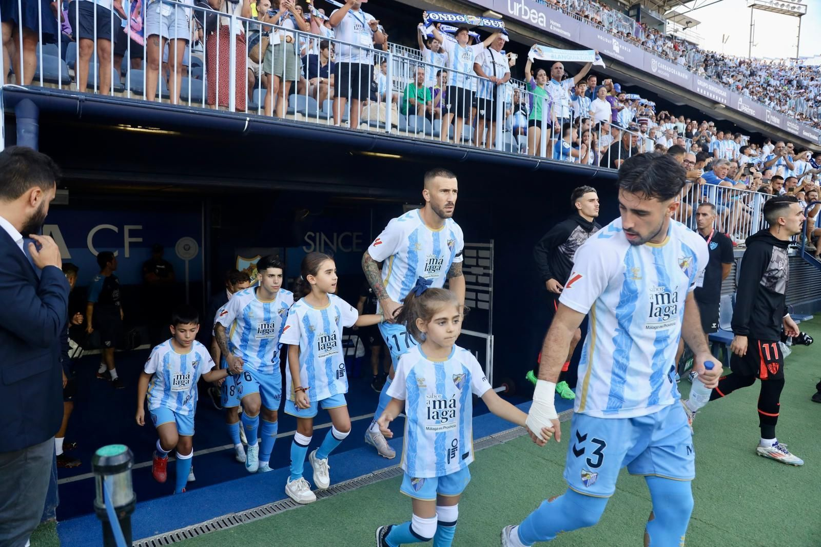 Saltando al campo antes del Málaga CF - SD Huesca Saltando al campo antes del Málaga CF - SD Huesca