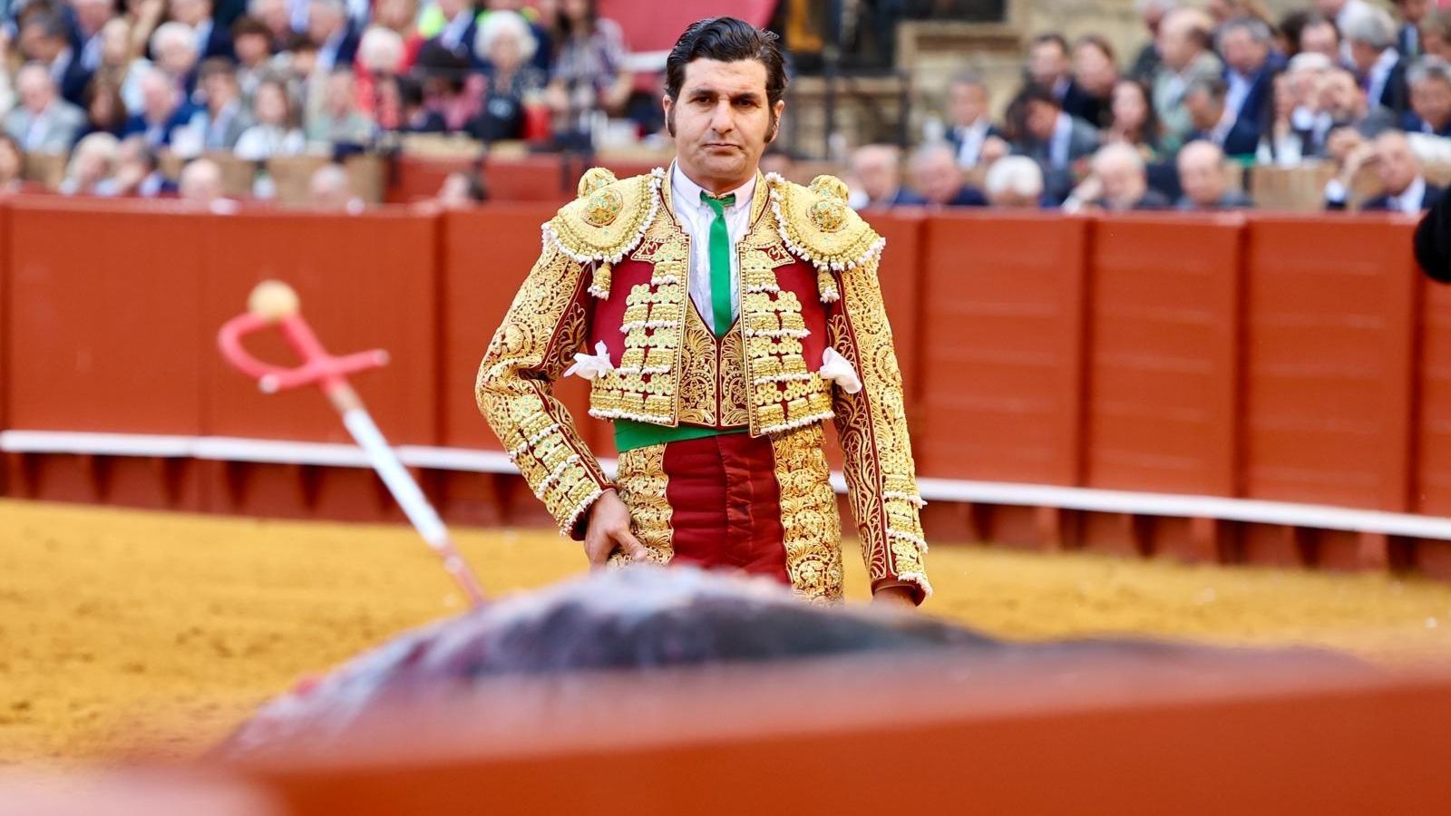  Decepción de Morante tras entrarle a matar al segundo de su lote, el negro ‘Tobillito’.