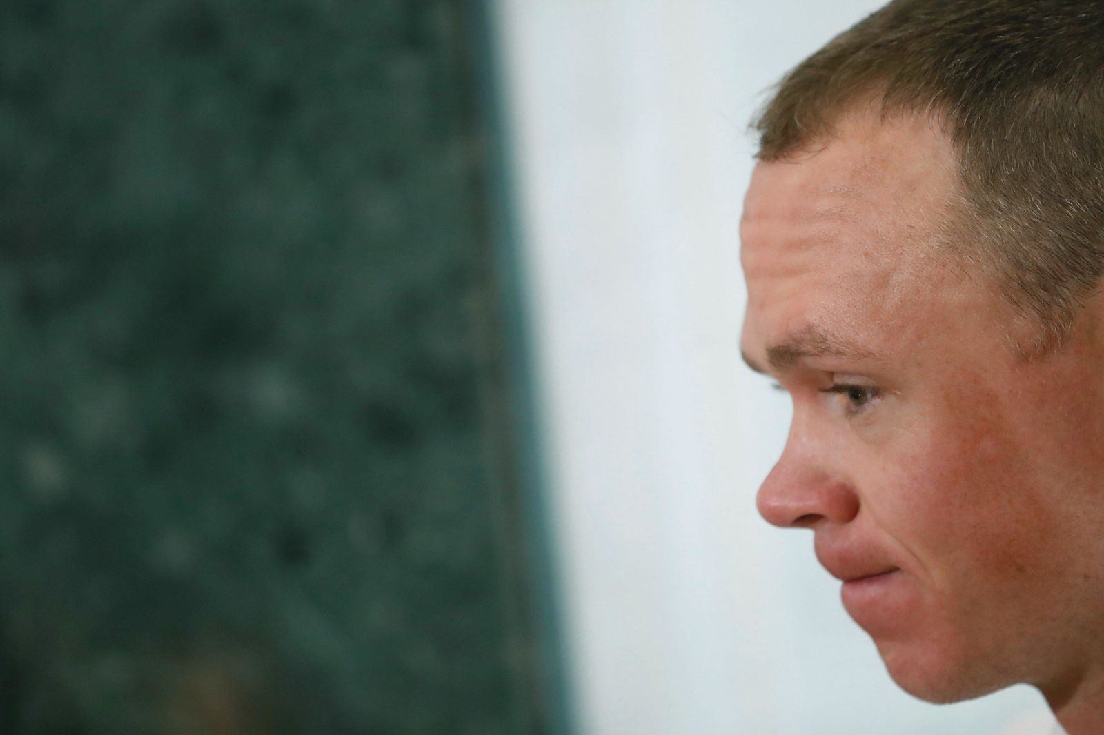 El ciclista británico Chris Froome atiende a la prensa en una jornada de descanso de la última Vuelta a España, la que puede perder por dopaje.