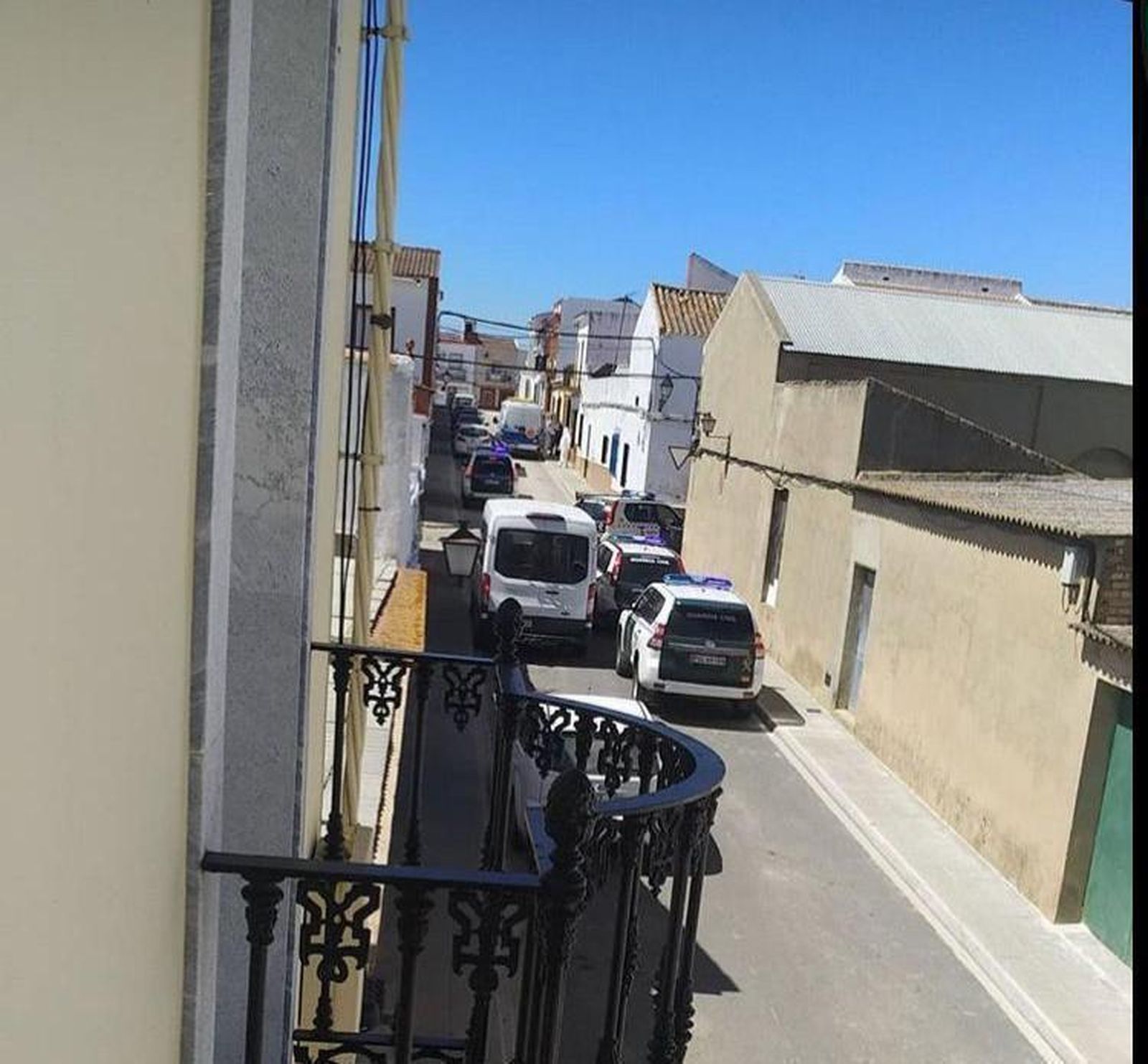 Patrullas de la Guardia Civil en Rociana con motivo del homicidio de hace unos días.