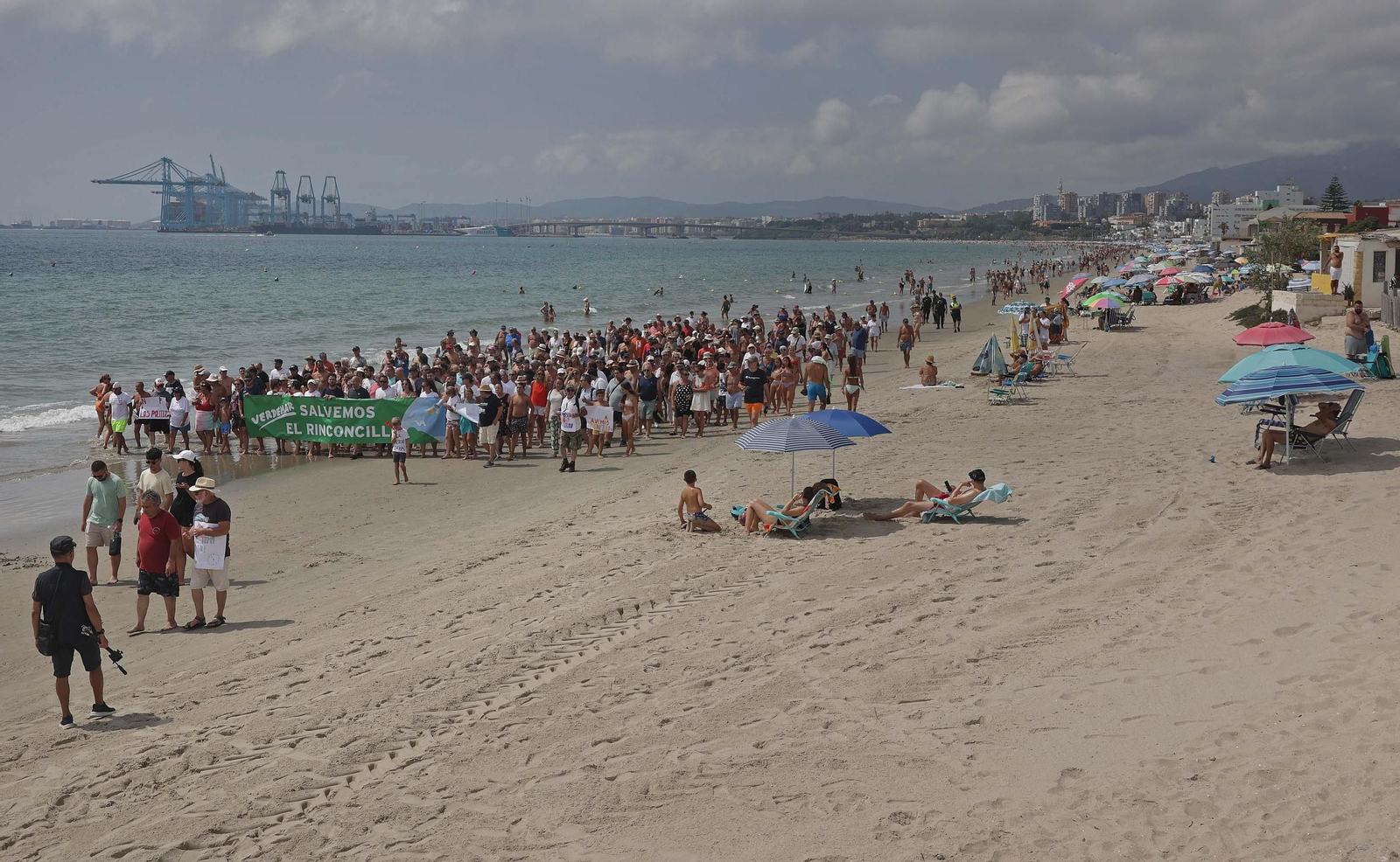 Fotos de la manifestación de la plataforma Salvemos El Rinconcillo y el grupo ecologista Verdemar en Algeciras