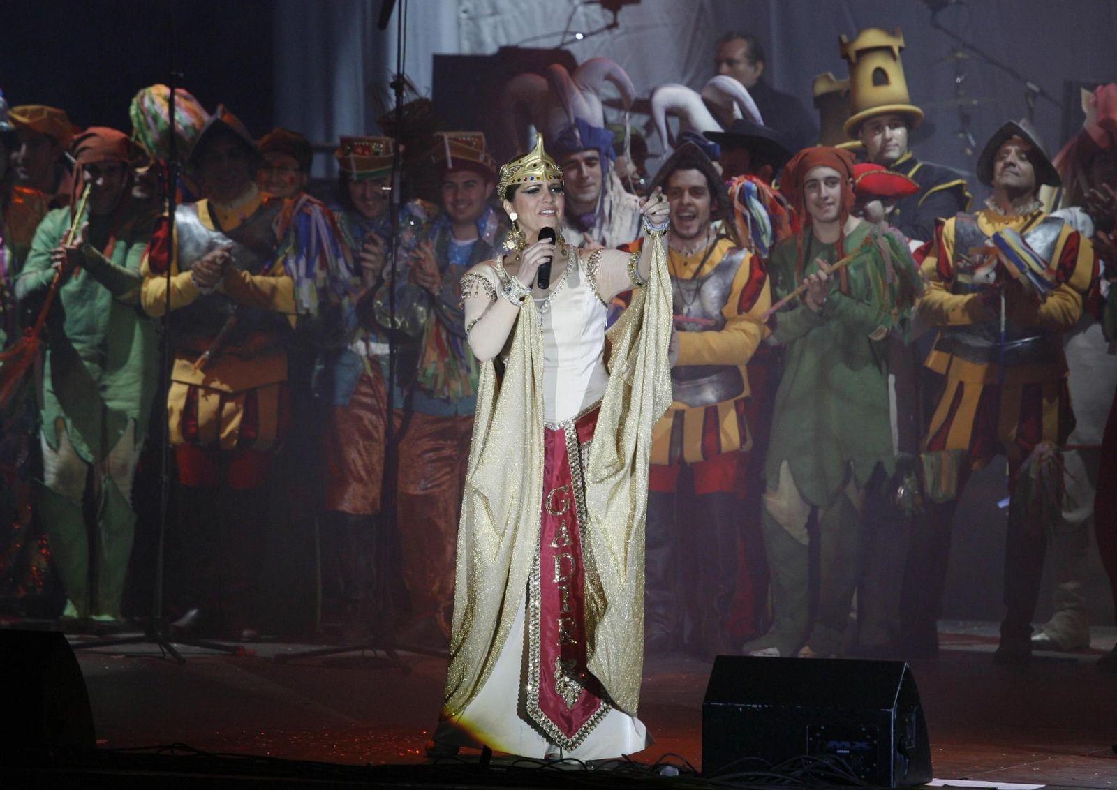 Pasión Vega rodeada de amigos carnavaleros que le ayudaron con su presencia en escena durante su pregón.