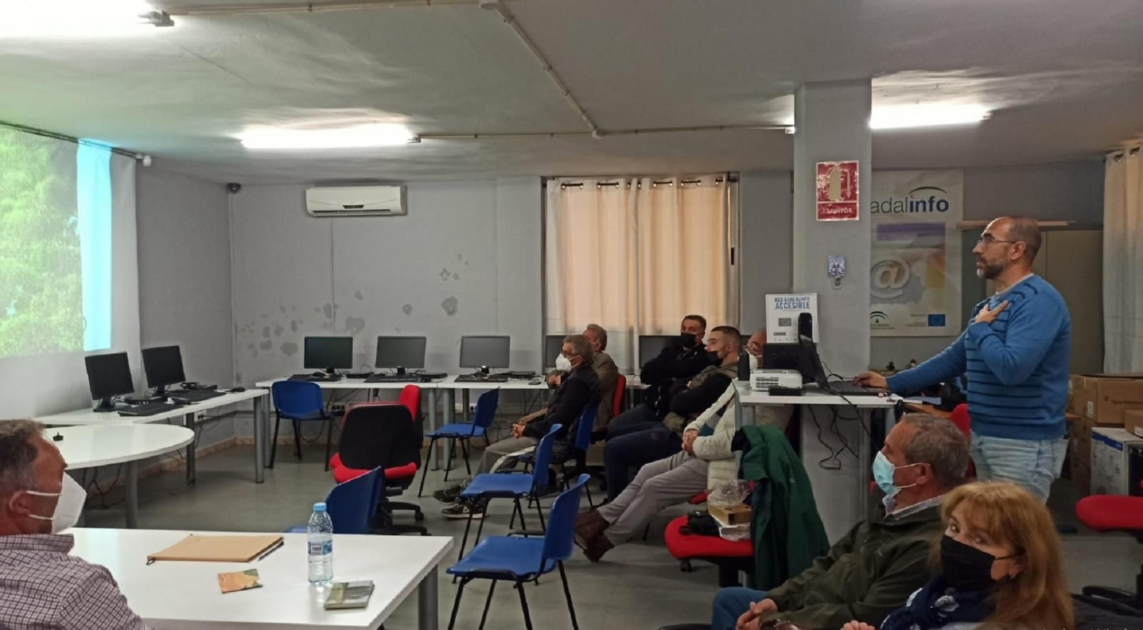 Fernando Bautista, responsable del área de zonas naturales de Alvelal, durante el taller.