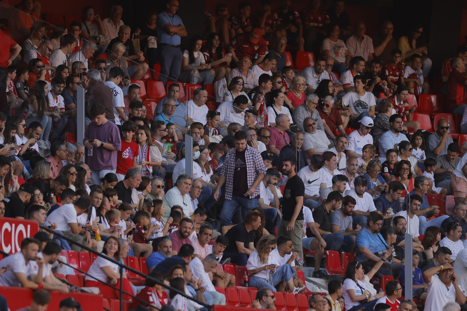 Búscate en las fotos del Sevilla-Español