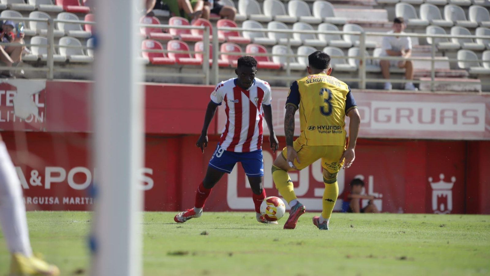 Obeng encara a Sergio Nieto.