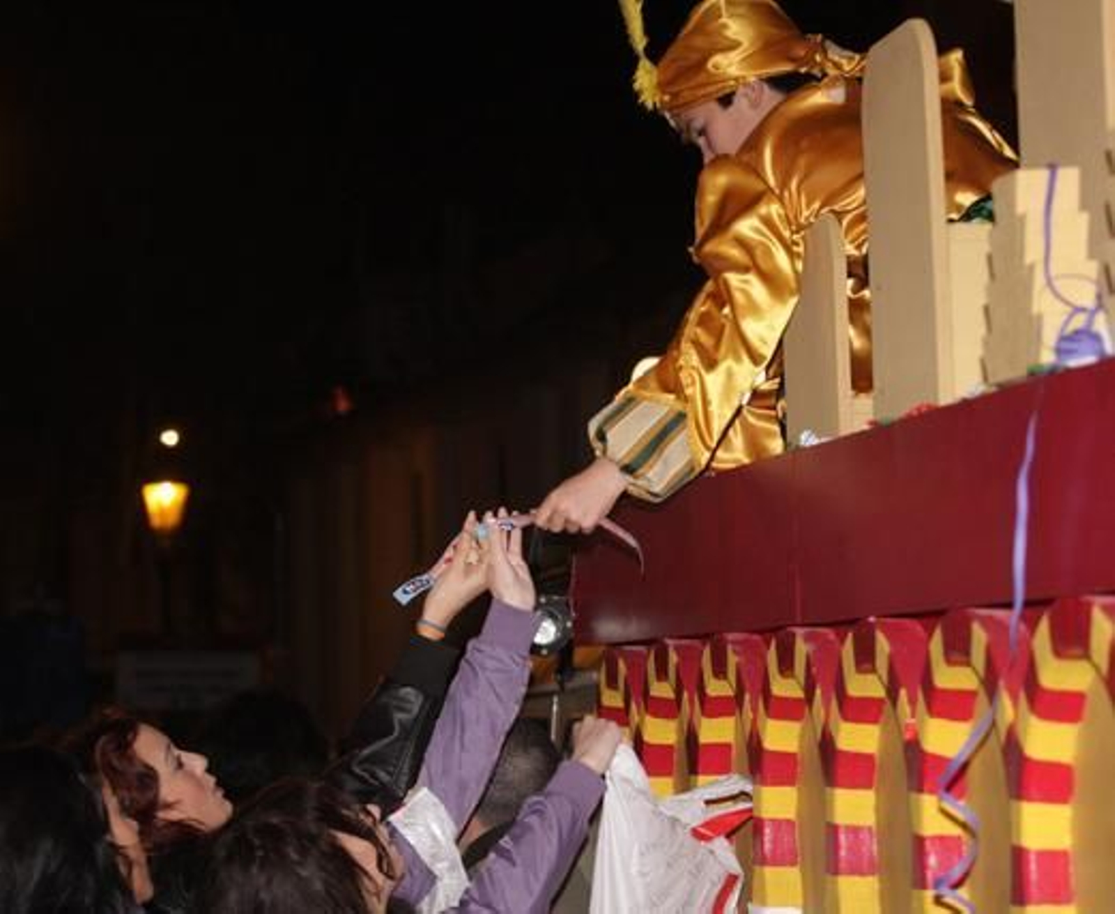 Un niño le da una golosina a una joven.

Foto: Belén Vargas