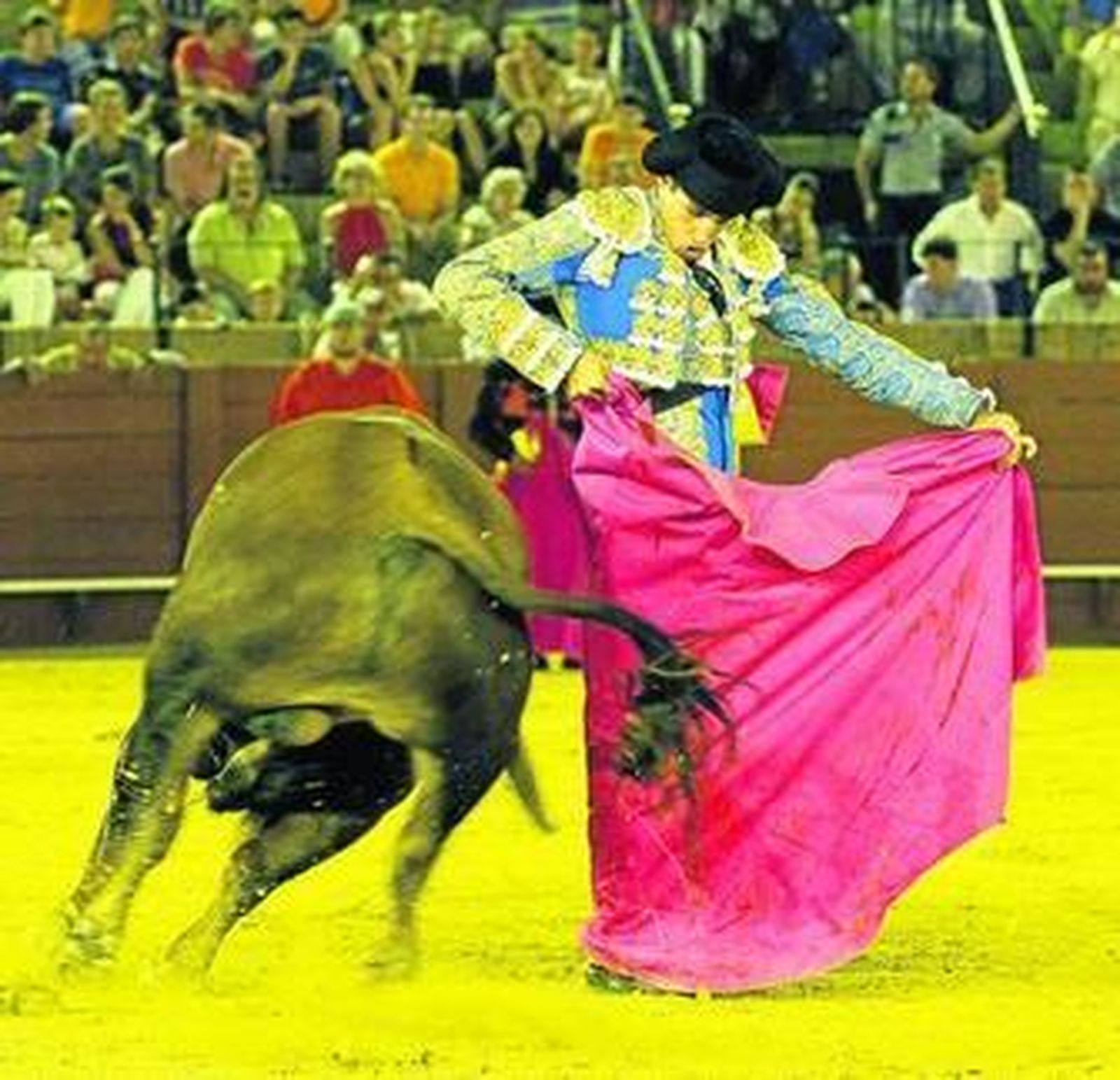 El novillero Rafael Cerro, en una chicuelina.